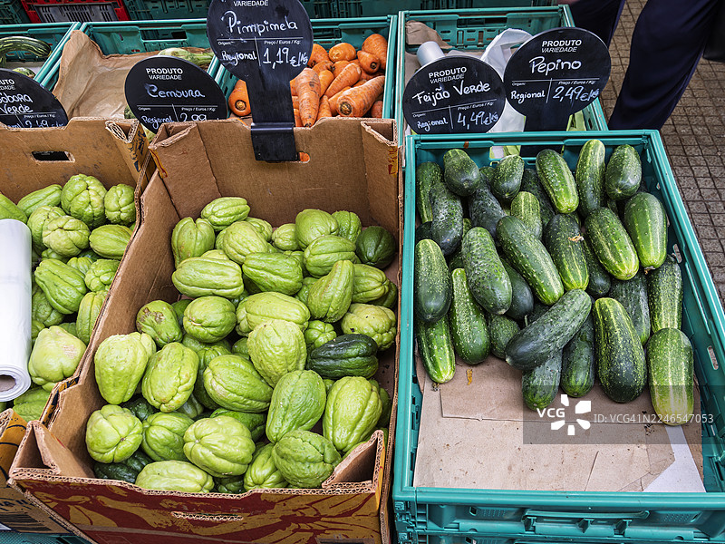 菜市场摊位售卖黄瓜和青佛手瓜。图片素材