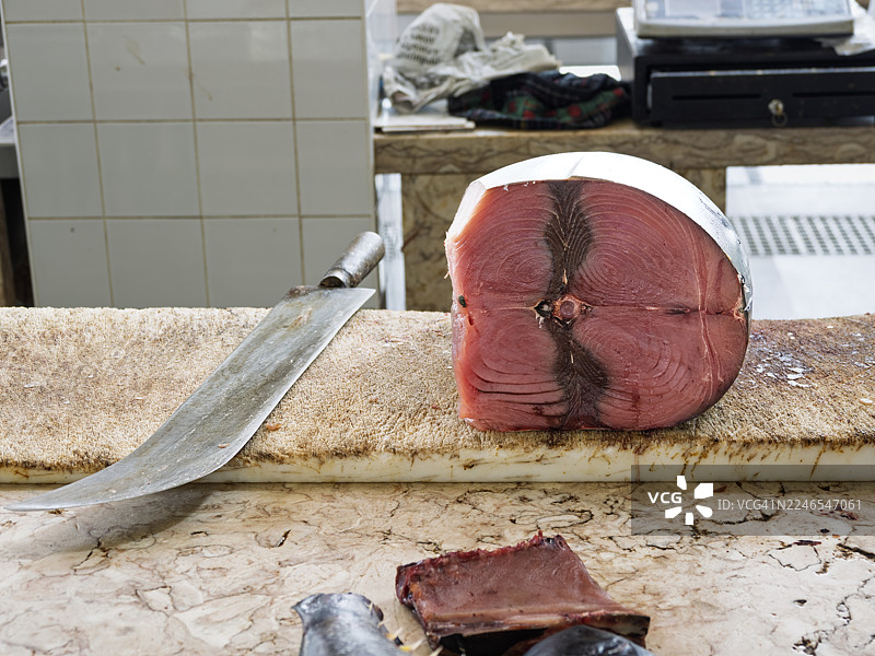 新鲜金枪鱼在鱼贩的柜台上待售。图片素材