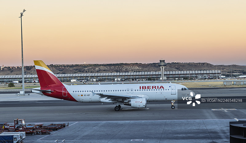 一架伊比利亚航空A320Neo飞机正在马德里机场T4航站楼滑行至停机坪。图片素材