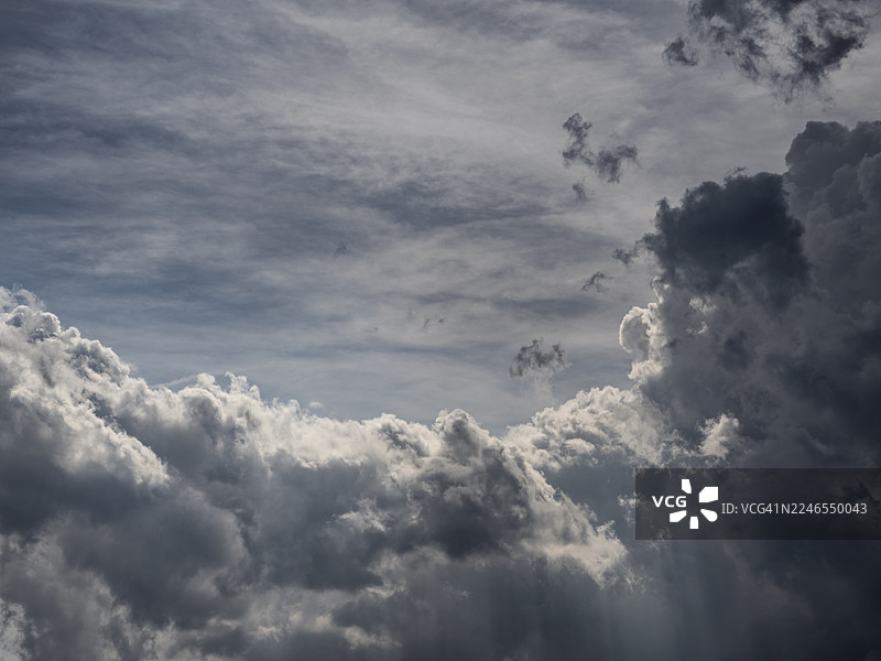 海面上风暴云层正在聚集的全景天空图片素材