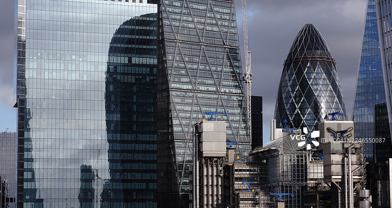 秋日雾气笼罩下的伦敦城市摩天大楼图片素材