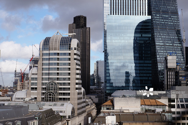 秋日雾气氤氲的伦敦城市摩天大楼图片素材