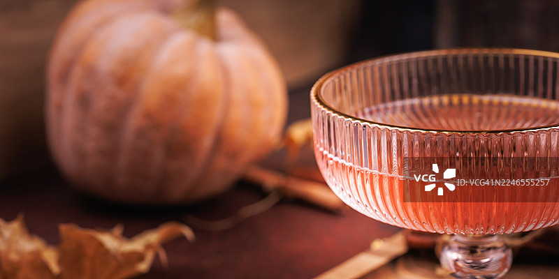 感恩节饮品，营造温暖的秋日氛围图片素材