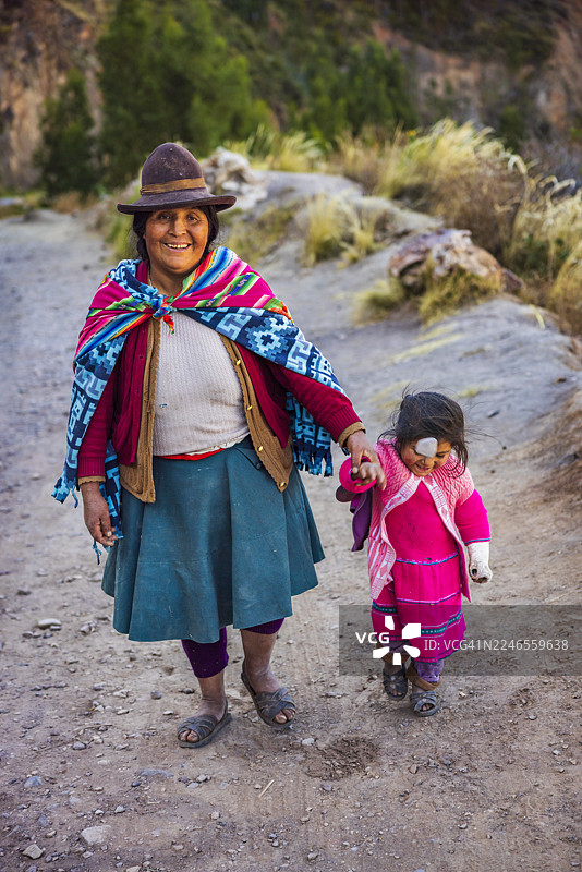 秘鲁妇女在皮萨克印加遗址出售纪念品，圣谷，秘鲁图片素材