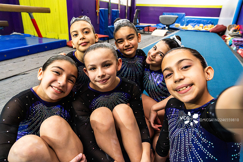 小体操运动员们在体育馆自拍（以相机视角拍摄）图片素材