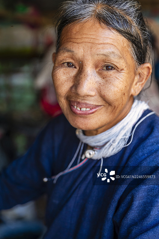 老挝北部村庄里的老挝妇女肖像图片素材