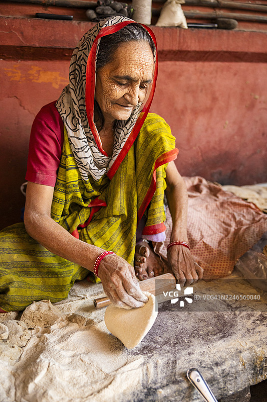 印度斋浦尔，一位老妇人在制作印度薄饼图片素材