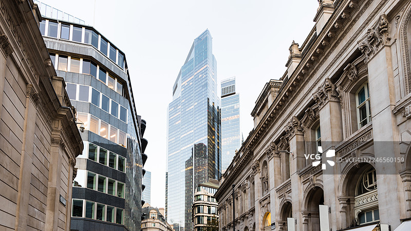 伦敦城市天际线低角度视图图片素材