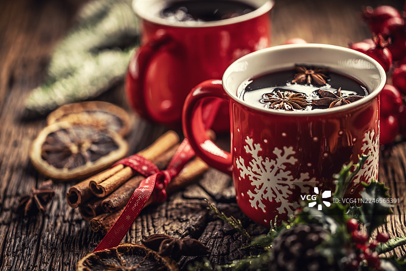 这款潘趣酒装饰有八角和肉桂，营造出温馨的圣诞氛围。图片素材