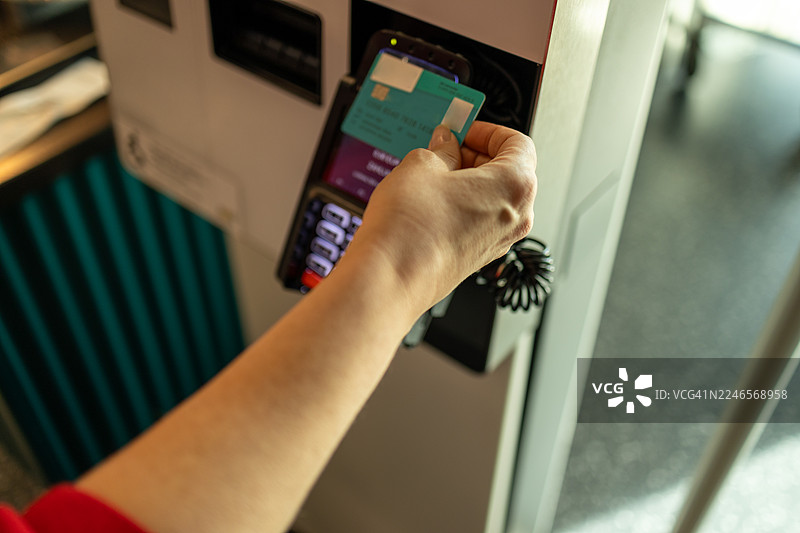 女士正在使用自助收银机结账图片素材