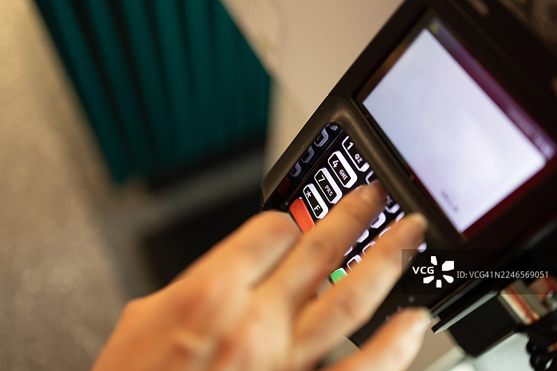 女性使用自助收银机结账图片素材