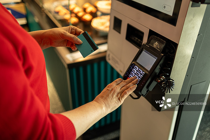 女子使用自助收银机结账图片素材