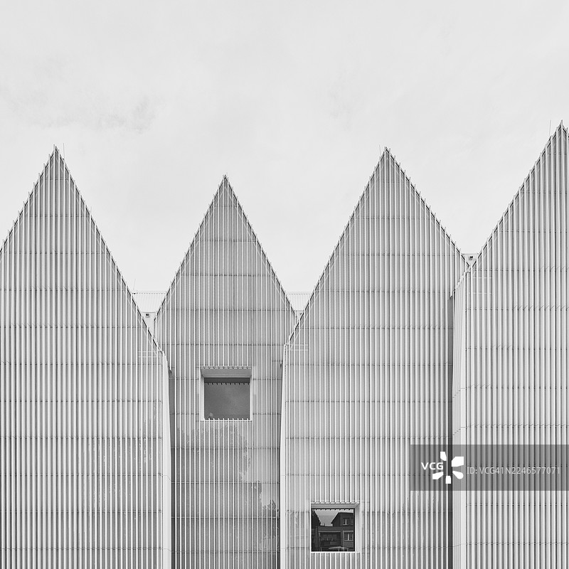 低角度仰视现代建筑，背景为晴朗天空图片素材