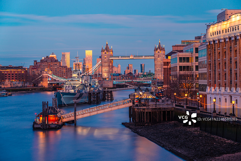 黄昏时分，伦敦天际线在泰晤士河畔闪耀图片素材