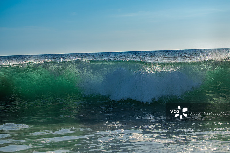 蔚蓝天空下的巨浪，绿白泡沫翻腾，墨西哥埃尔佩斯卡德罗图片素材