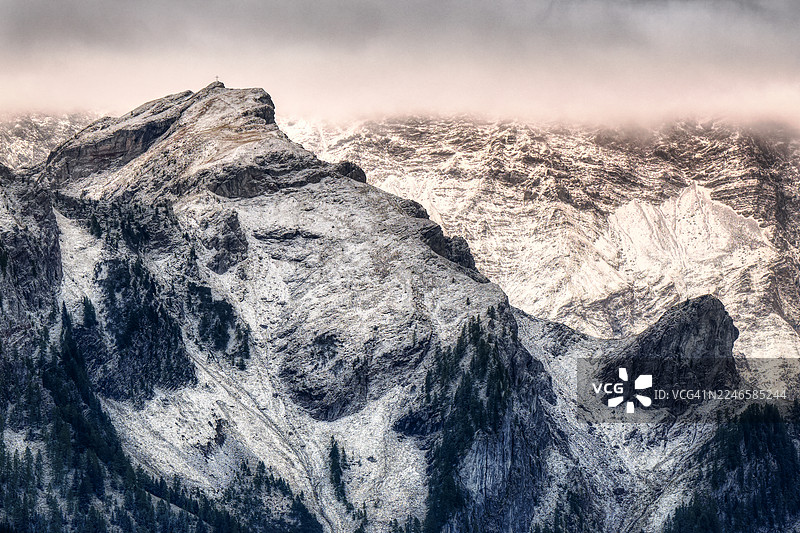 白雪皑皑的山脉在多云天空下的戏剧性风景，列支敦士登图片素材