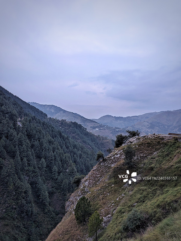 多云天气下，郁郁葱葱的山峦和山谷组成的壮丽风景，地点：阿伯塔巴德，巴基斯坦图片素材