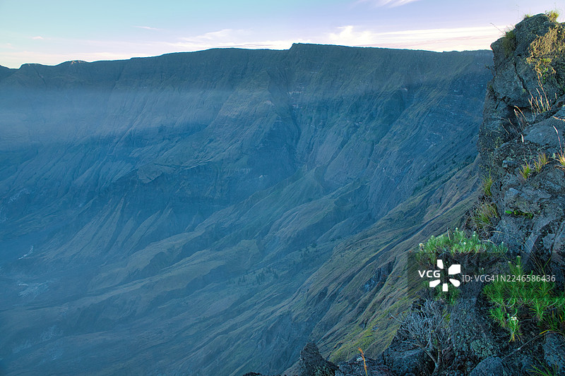 印尼松巴哇岛，晴朗天空下的崎岖悬崖与广阔山谷构成的壮丽山景图片素材