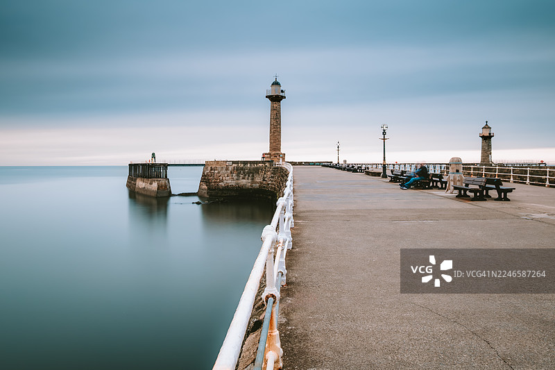 英国北约克郡惠特比灯塔和码头的长曝光景观，惠特比，英国，英国图片素材