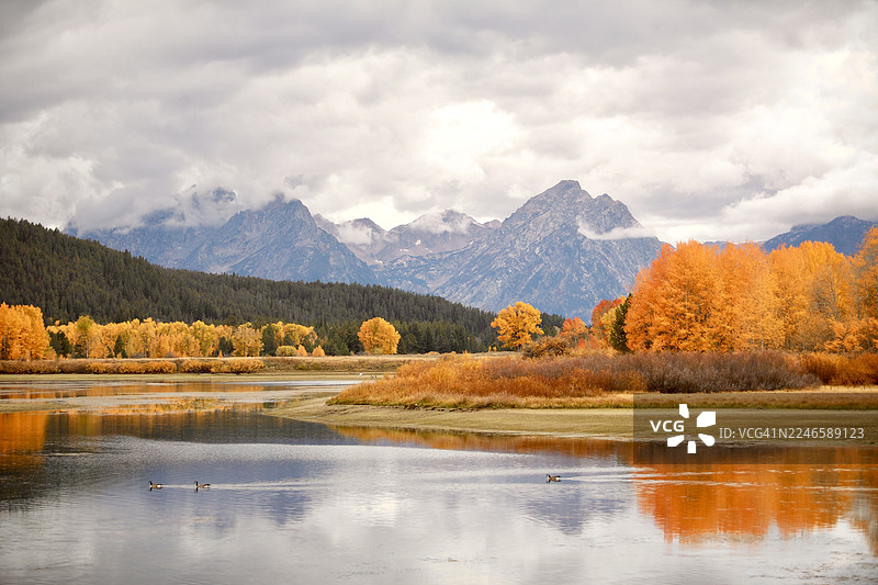 秋季，美国杰克逊，大提顿国家公园，多云天空下的山湖风景图片素材