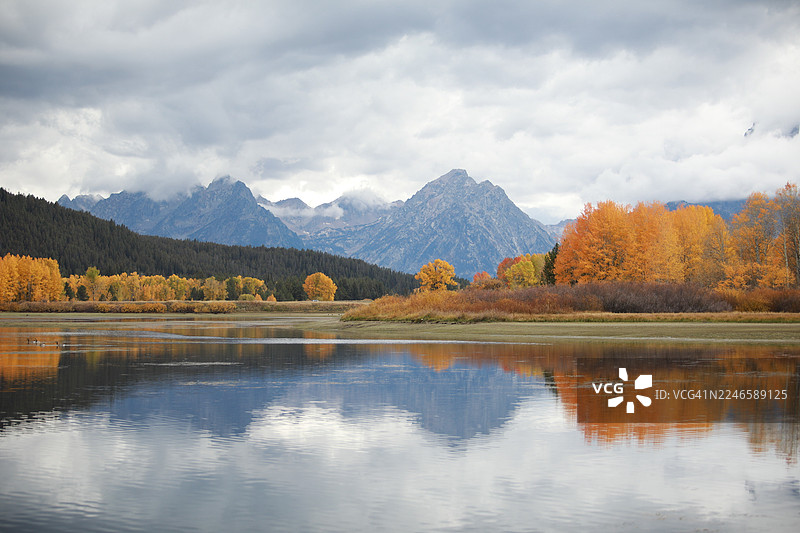 秋季，美国杰克逊，大提顿国家公园，湖泊、山脉与多云天空的风景图片素材