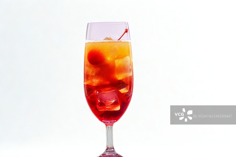 带有樱桃和冰块的清爽分层鸡尾酒，背景为白色图片素材