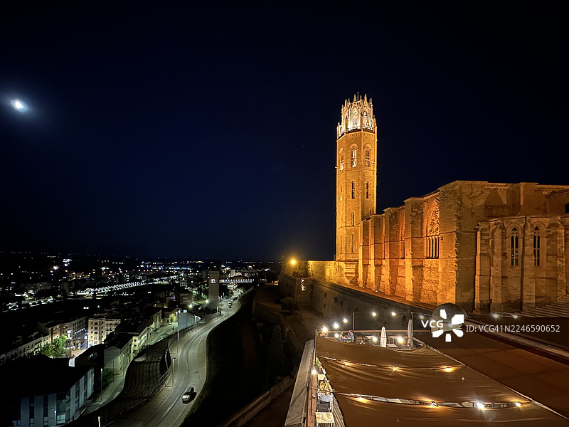 月牙下的西班牙莱里达市，高角度俯瞰夜晚灯火辉煌的古老大教堂，卡尼雷特街图片素材
