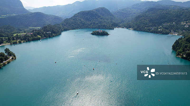 俯瞰斯洛文尼亚布莱德湖，湖上有船只，湖心岛上有圣母升天朝圣教堂图片素材