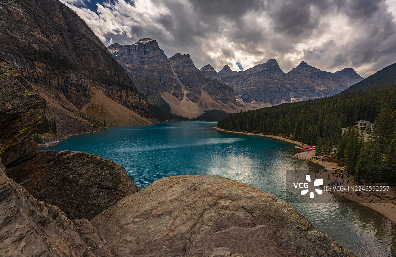 加拿大艾伯塔省班夫国家公园的莫琳湖和十峰谷风景图片素材