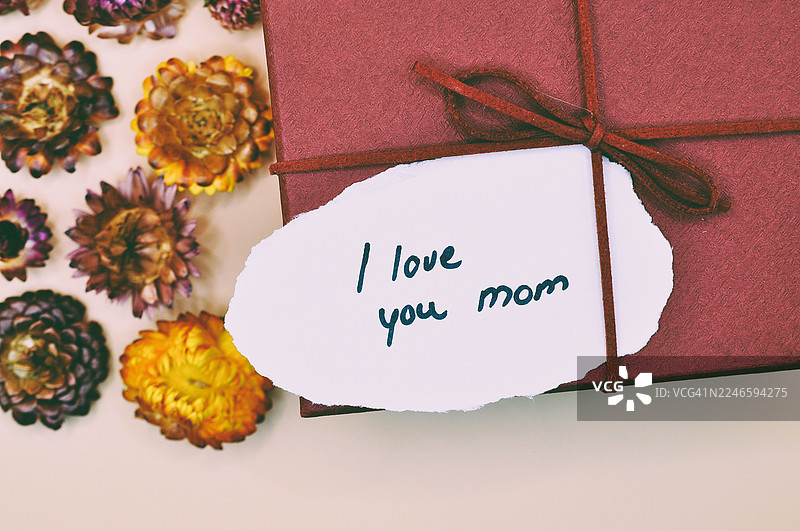 特写：一张写着“我爱你妈妈”的卡片和干花，是母亲节的完美礼物图片素材