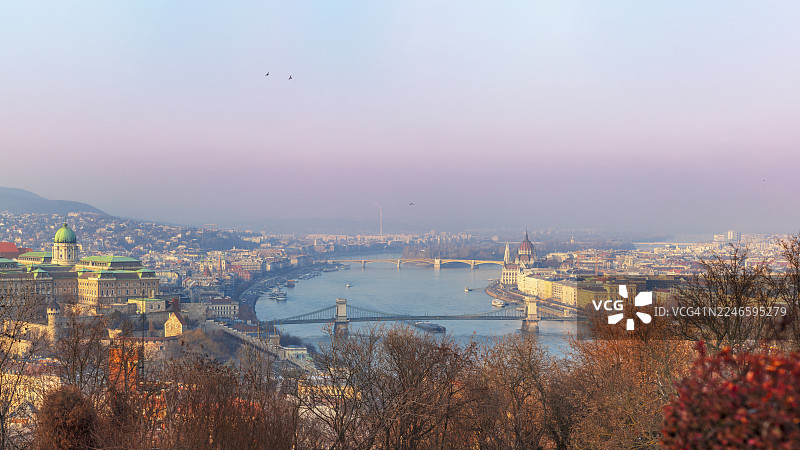 匈牙利布达佩斯日落城市天际线，鸟瞰图图片素材