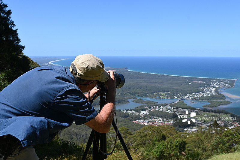 纪录片旅行摄影师在澳大利亚新南威尔士州卡姆登天堂河拍摄航拍照片图片素材