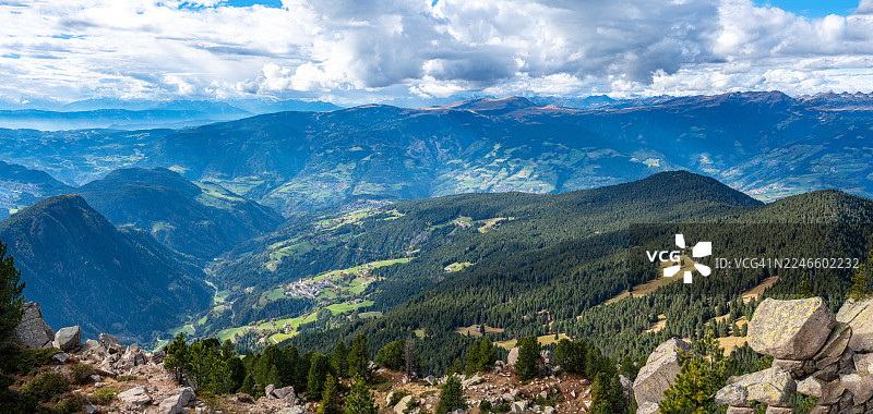 意大利南蒂罗尔，多洛米蒂地区的拉斯埃萨山脉景色图片素材
