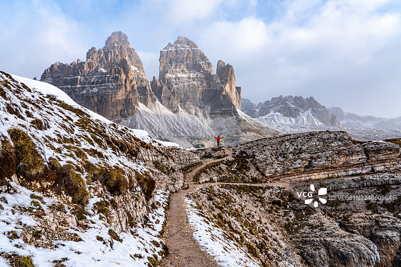 意大利阿尔卑斯山 - 位于三峰山附近的山脉。日出时分的白云岩山脉，南蒂罗尔，意大利图片素材