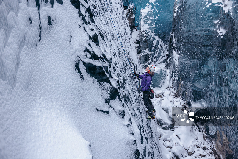 冰川攀登者攀登深邃的冰隙图片素材
