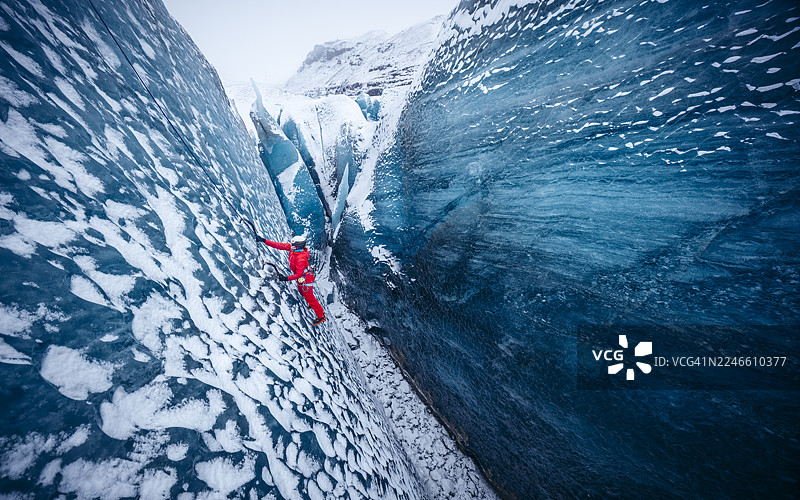 登山者在风暴中攀登蓝冰图片素材