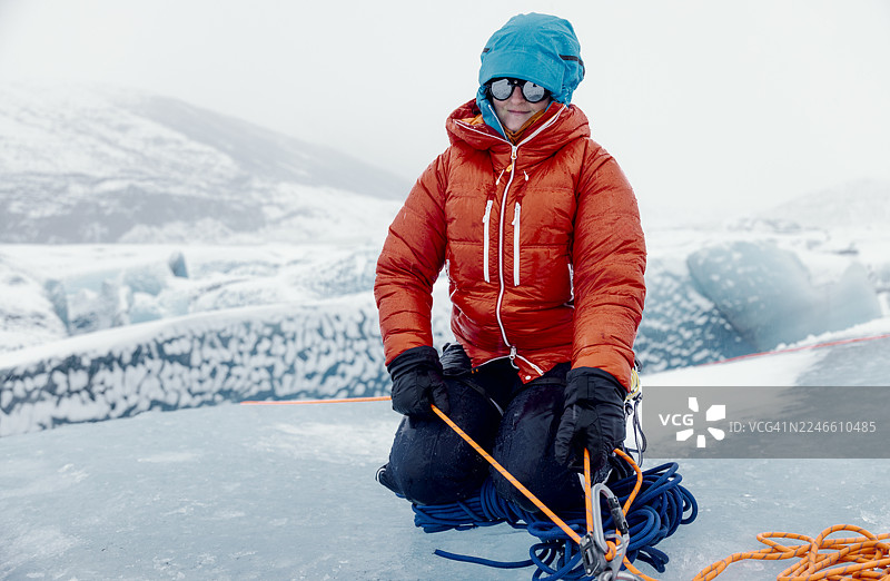 攀岩者在恶劣天气下进行保护图片素材
