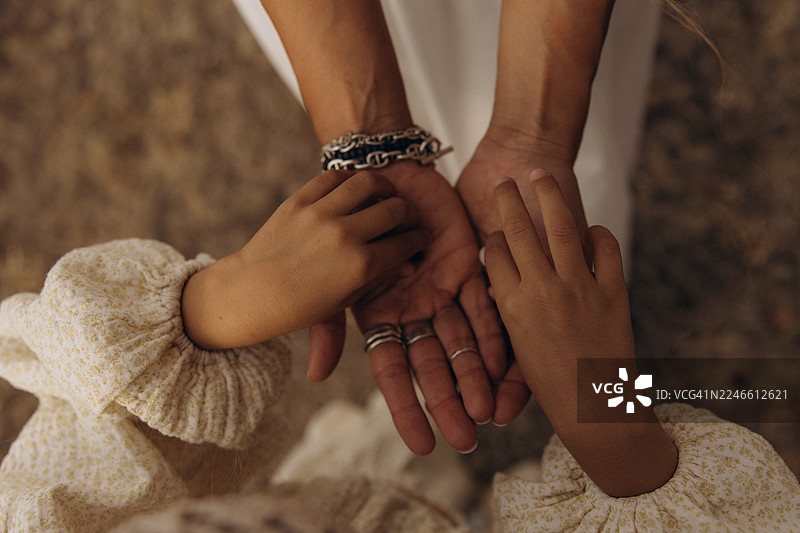 一家人手牵手：温馨亲密的时刻，象征团结、关爱与联结图片素材