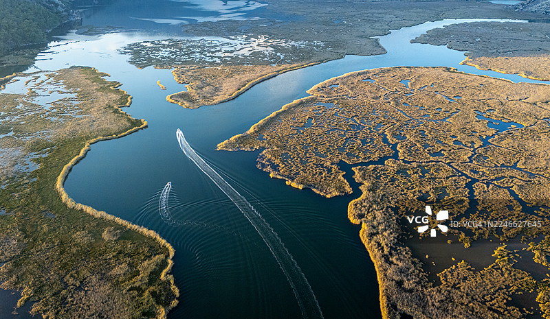 日落时分，代亚林三角洲天然河道的鸟瞰图图片素材