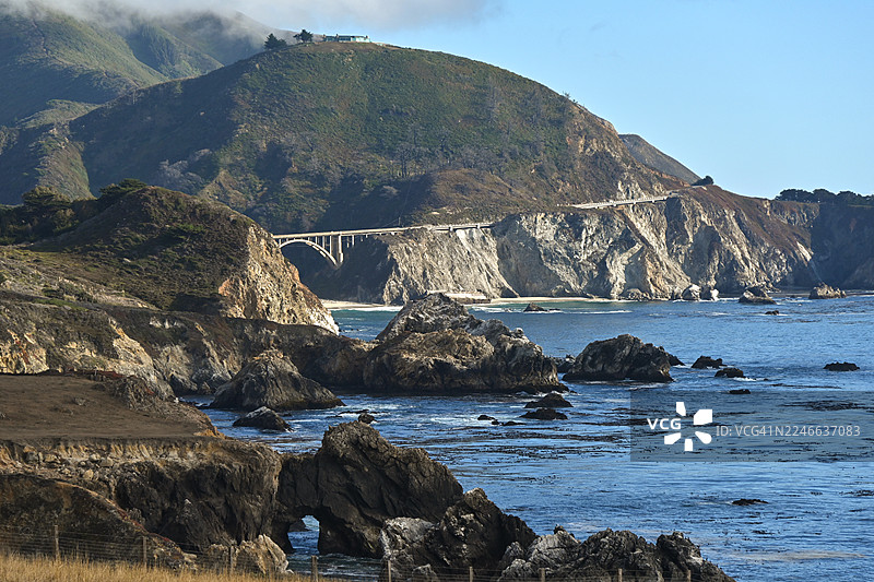 比克斯比大桥是美国加利福尼亚州1号公路沿线最令人印象深刻的景点之一图片素材