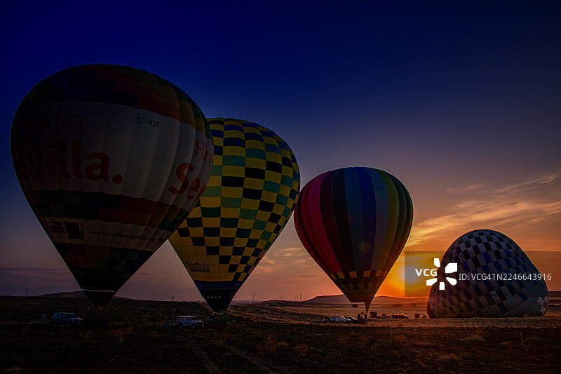 日出时分，西班牙准备起飞的热气球图片素材