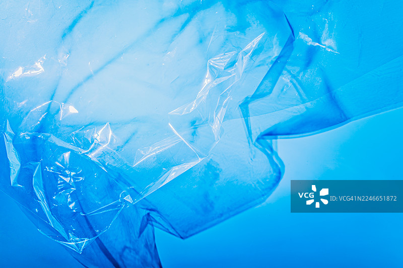 揉皱的透明蓝色塑料薄膜纹理背景图片素材