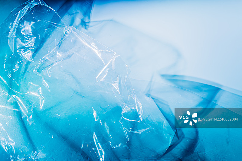 揉皱的透明蓝色塑料薄膜纹理背景图片素材