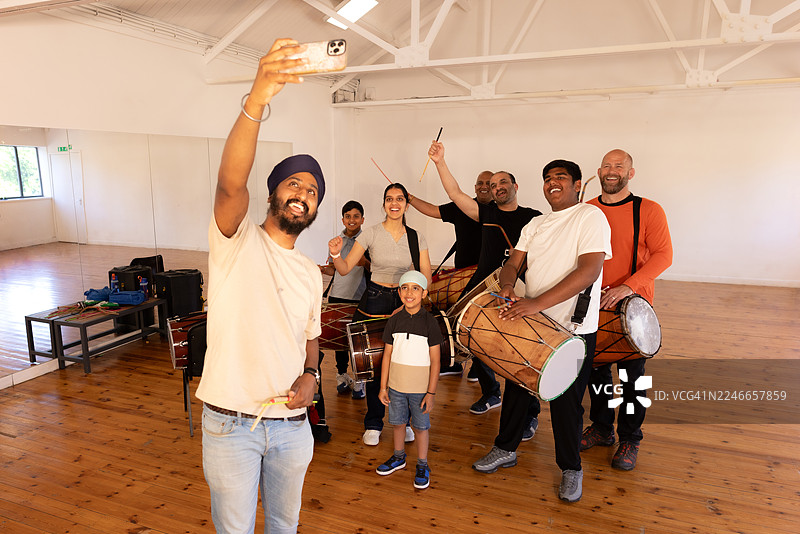 一群鼓手在音乐工作坊中开心地自拍图片素材