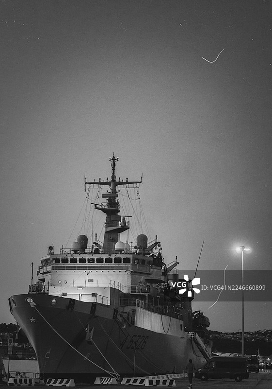 夜间停靠在安科纳港的军用补给船图片素材