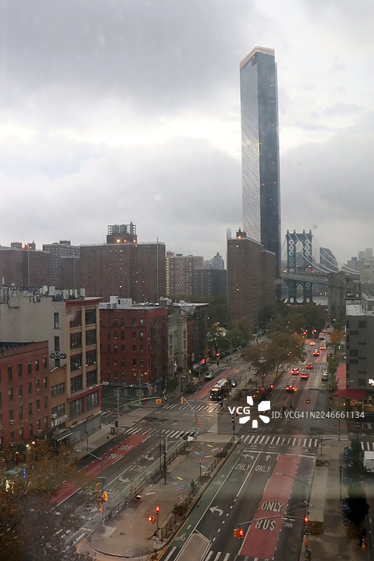 曼哈顿大桥和曼哈顿下城黎明/黄昏景观/纽约/美国图片素材