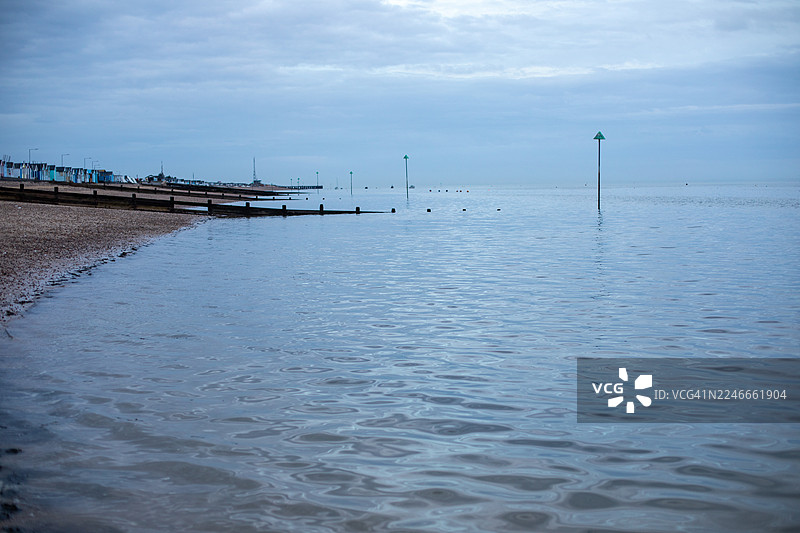 英格兰海岸的静谧景象图片素材