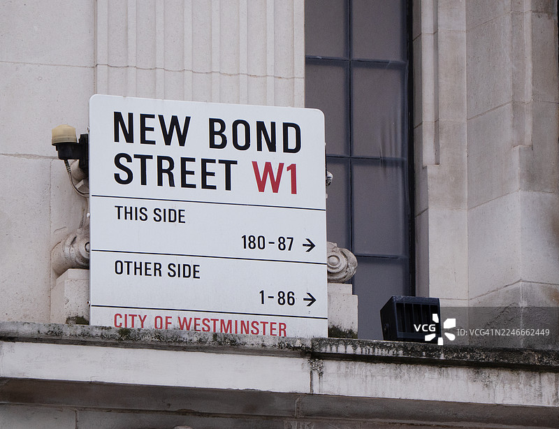 新邦德街建筑侧面的招牌图片素材