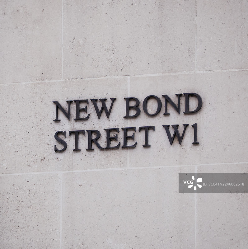 邦德街名称标志位于建筑侧面图片素材
