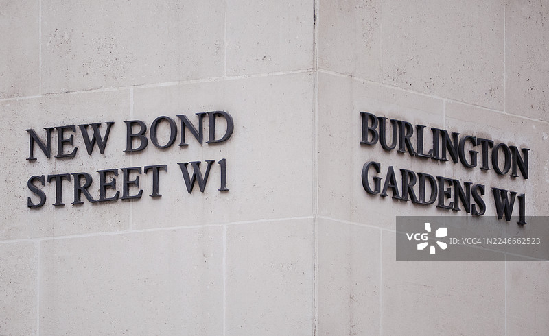 新邦德街和伯灵顿花园的建筑侧面招牌图片素材